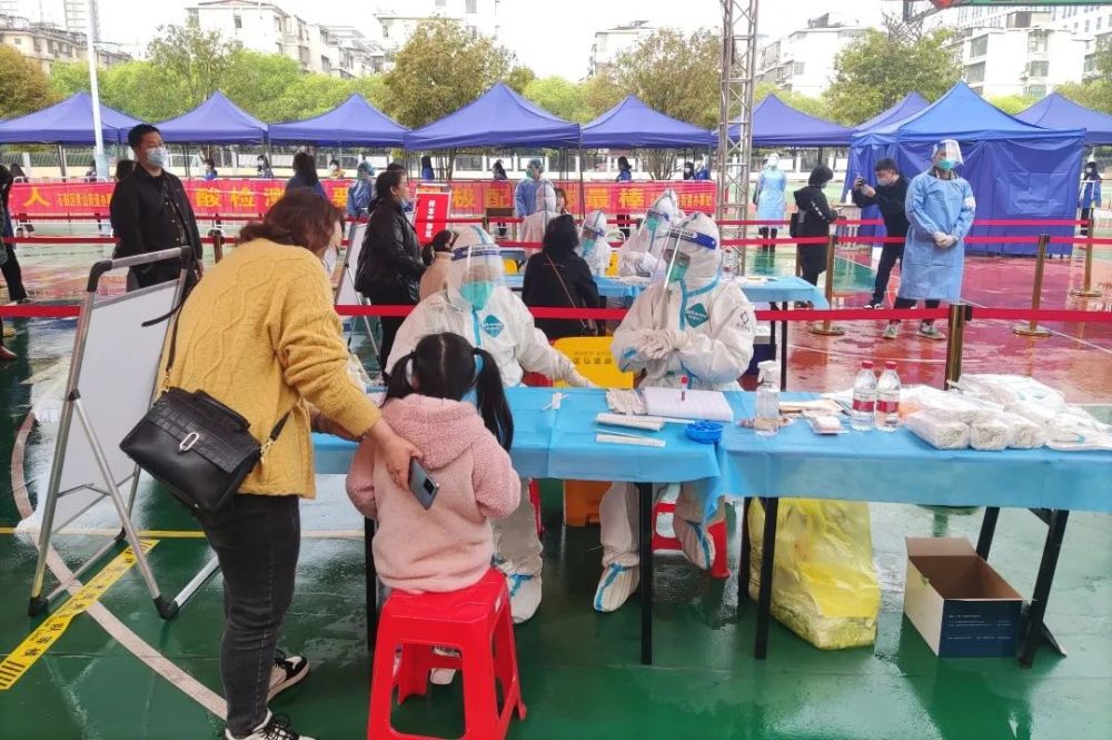 当天共完成127769例核酸检测采样提供上门采样服务组织了9支流动采样