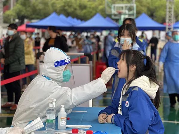 当天共完成127769例核酸检测采样提供上门采样服务组织了9支流动采样