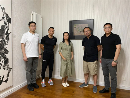 嘉德教育中心负责人刘昊参观师生展中央民族大学美术馆馆长李贵男参观