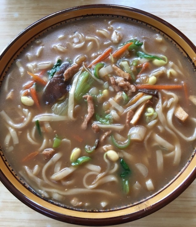 栾川肉丝面选用新鲜五花肉,葱姜蒜,黄豆芽,胡萝卜丝,豆腐丝和扁面条等