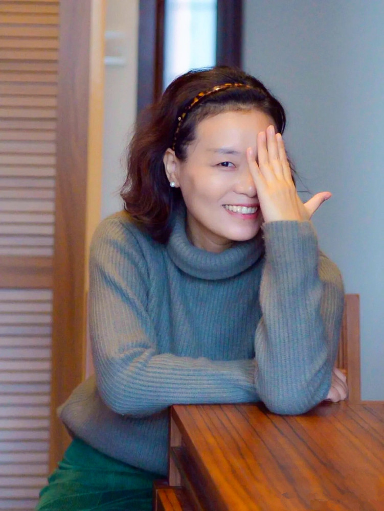 今年春天,60岁"老奶奶"教你这样穿:不用装嫩,也美得很优雅高级!插图1