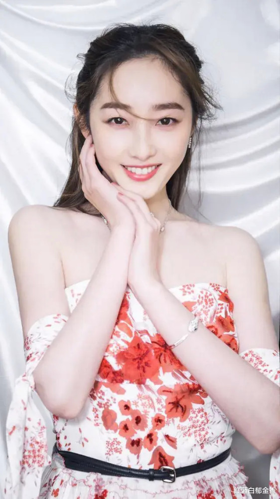 2,蒋佳恩原名蒋凤珠,1997年出生于四川成都,是黑金旗下的另一名签约