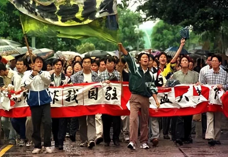 反复强调"他不会下令轰炸中国驻南联盟大使馆"1999年5月13日,克林顿为