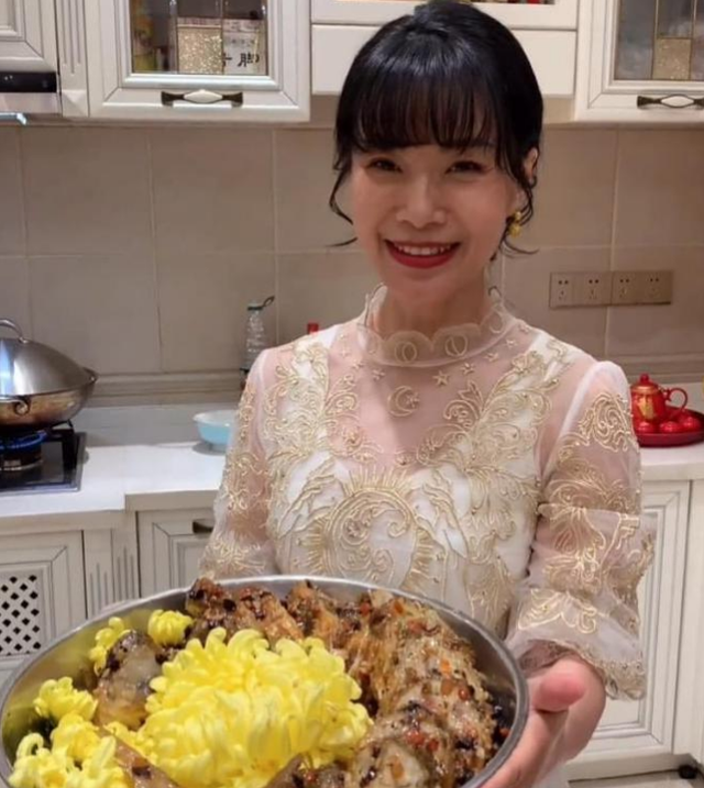 网红"cici888的家宴"一顿饭普通人半年工资,到底什么身份?