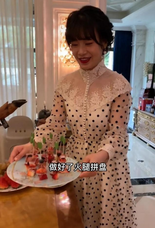网红"cici888的家宴"一顿饭普通人半年工资,到底什么身份?