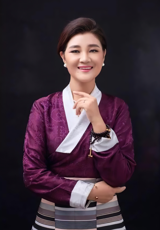 她先解决了自己的人生大事,和相恋近两年的丁珍曲扎步入了婚姻的殿堂