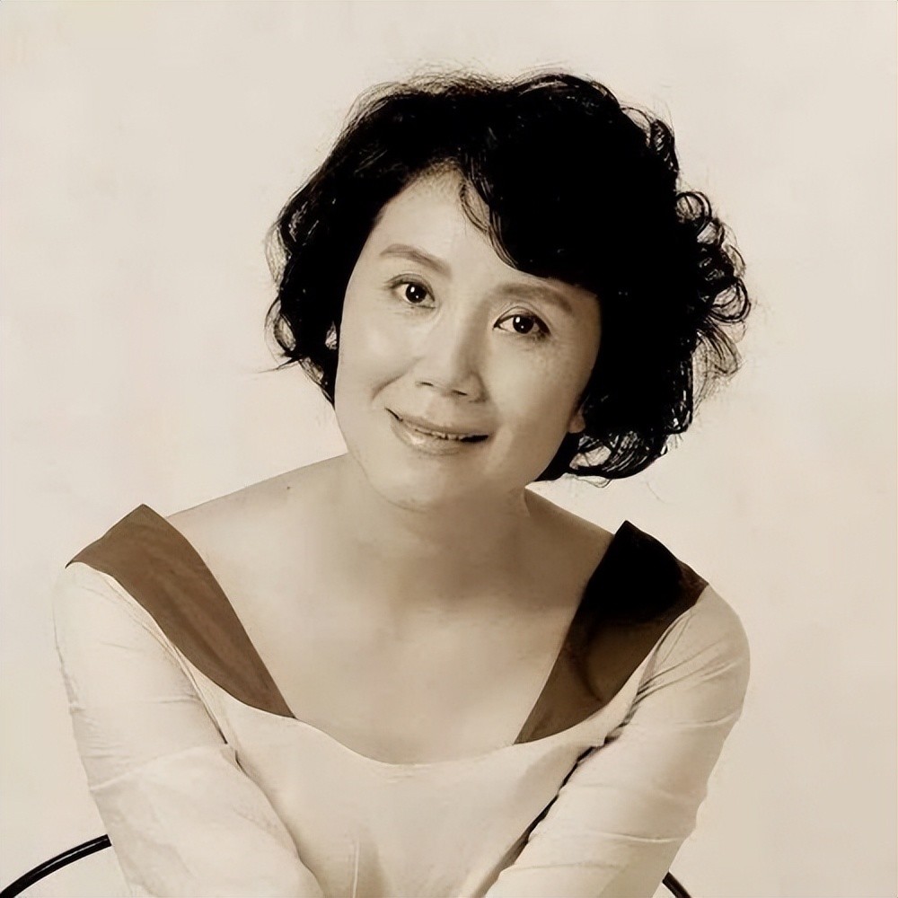 心居严晓频气质优雅还出演了相逢时节曾经红遍全国