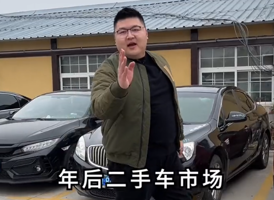 他原本是以职业车评人的身份拍视频,后来慢慢转变到带粉丝买车.