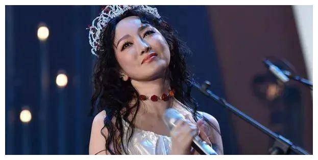 毕竟她之前的歌曲《咚巴啦》和《与自己美》的原唱都是用的周鹏