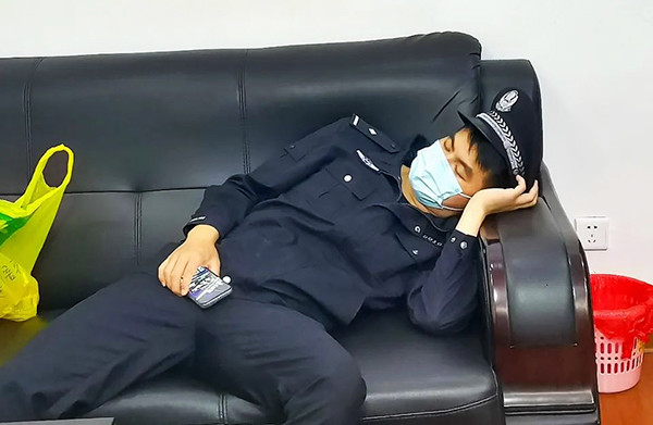 "开发区分局民警熊峰说,24日这天,从上午8点到晚上23点,王凯旋已连续