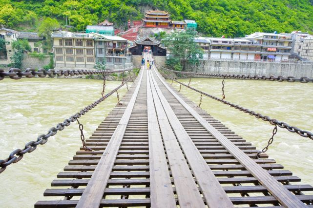 瀘定橋在瀘定縣大渡河上,又稱大渡河鐵索橋.