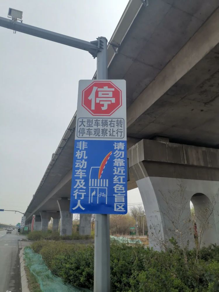 德州市公安局交警支队在中心城区主要路口设置大型车辆右转停车让行