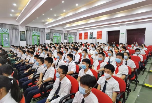 阳春三月,万物复苏,海南枫叶国际学校的校园里一片生机勃勃的景象.