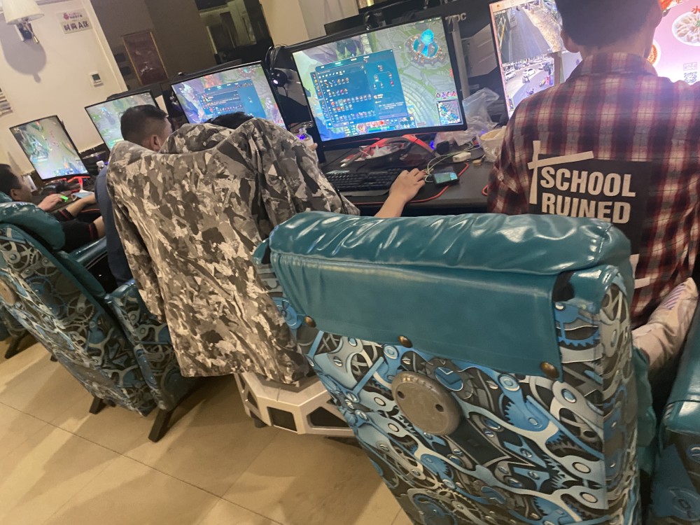 郑在抗疫曝光中原区伏牛路大山楂网吧偷偷营业店内几乎无人戴口罩