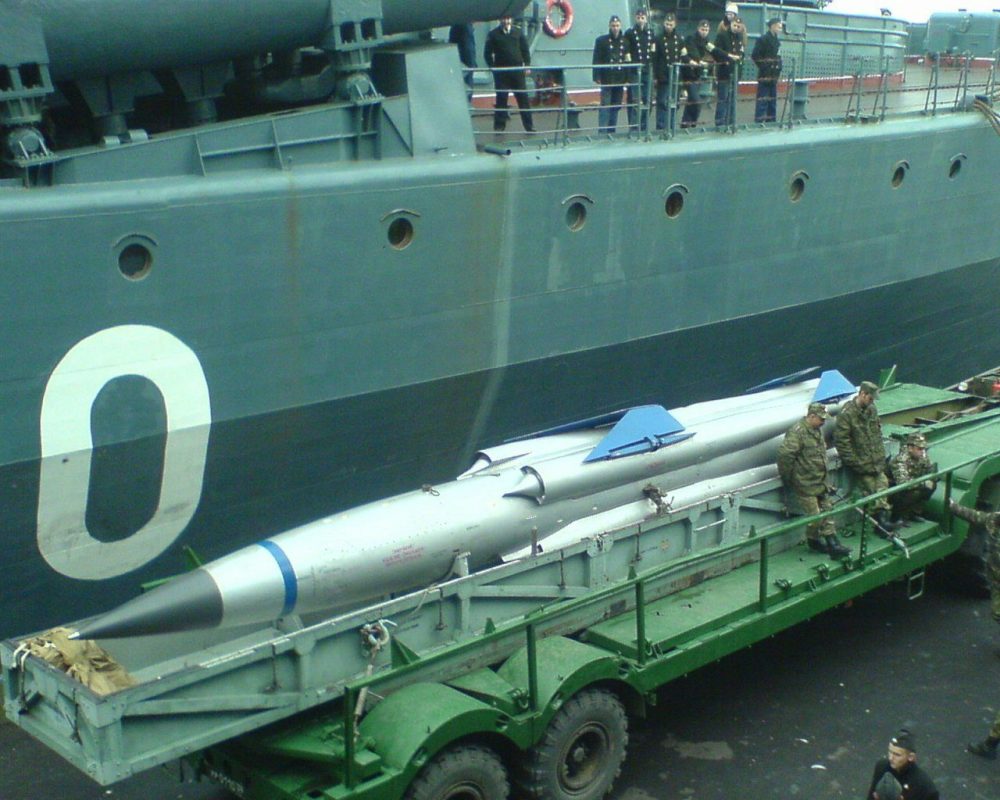 日本海上靶船在燃烧俄导弹艇怒射2枚日炙超音速反舰导弹