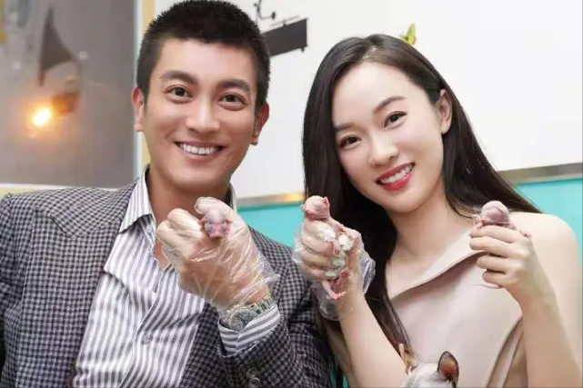 杜江夫妇逛街被偶遇!与粉丝同框拍照秀恩爱,夫妻力破不和传言