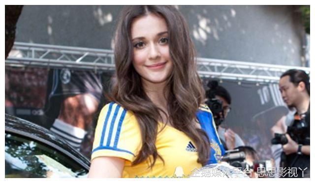 有着出众的外表,瑞莎几乎不缺男人追求,走到哪里都有男人向她献出殷勤