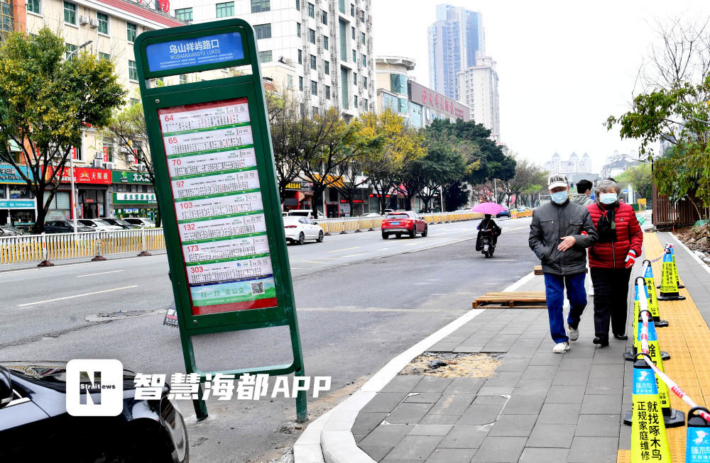海都帮帮危险福州闹市街头一公交站牌摇摇欲坠