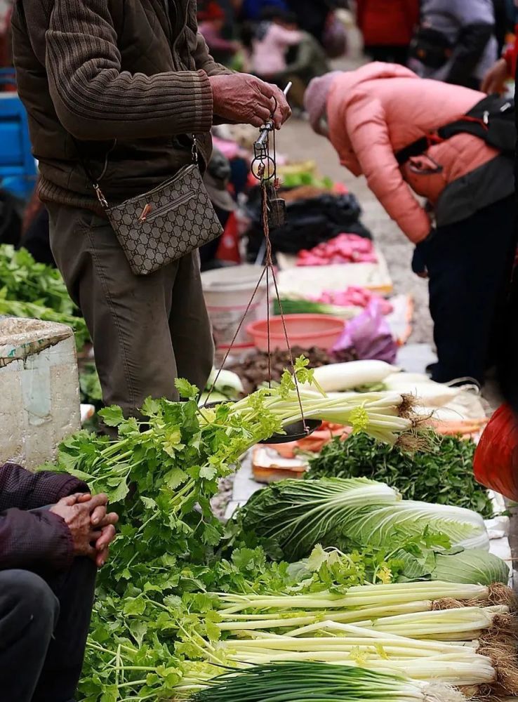 在这里还能看到称量物品的杆秤,一边放蔬菜一边看秤砣,挪动秤砣,直到