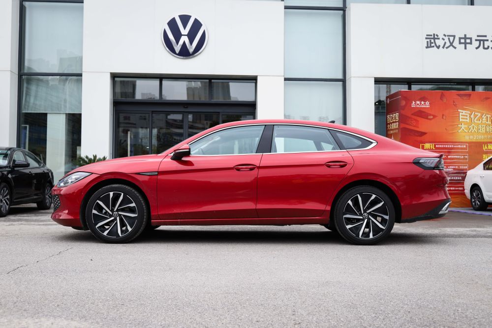 15万内唯一能买到的无框车门轿跑到店实拍全新凌渡