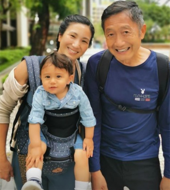 郑佩佩女儿晒祖孙三代合影1岁宝宝大眼呆萌像极了非洲老爸