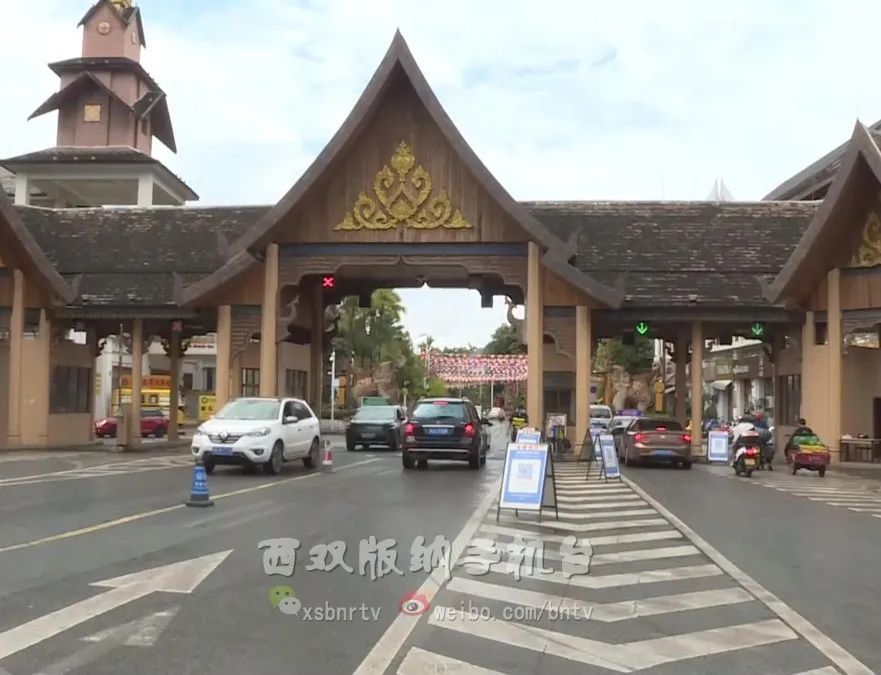 上午9点,在告庄西双景景区大门,值班人员一直提醒进入景区的人员佩戴