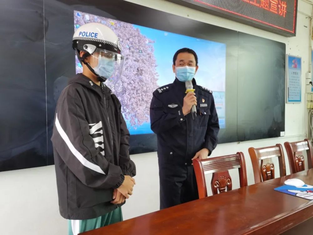 交警以"知危险会避险,安全文明出行"为主题,走进潮安区凤塘镇智勇中学