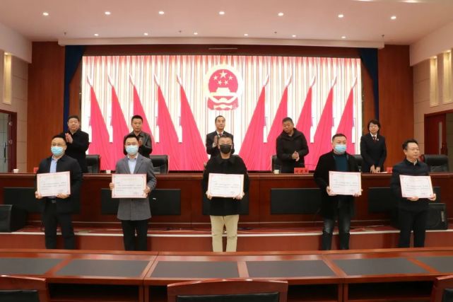 侯学辉代表检察院党组和全体干警向45位上届人民监督员所做的工作以及