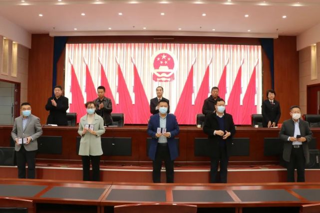 侯学辉代表检察院党组和全体干警向45位上届人民监督员所做的工作以及