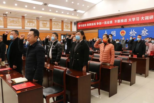 侯学辉代表检察院党组和全体干警向45位上届人民监督员所做的工作以及