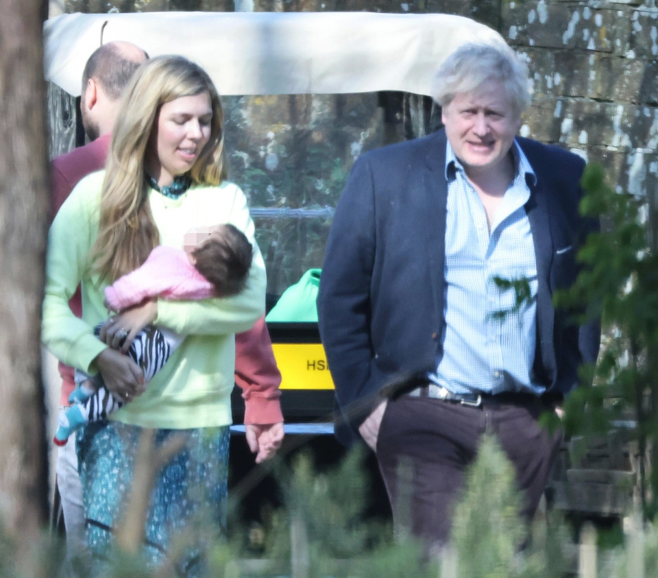 英国首相夫妇带二宝度假，3个月女儿头发茂密，老爸头发渐稀疏300030阳普医疗