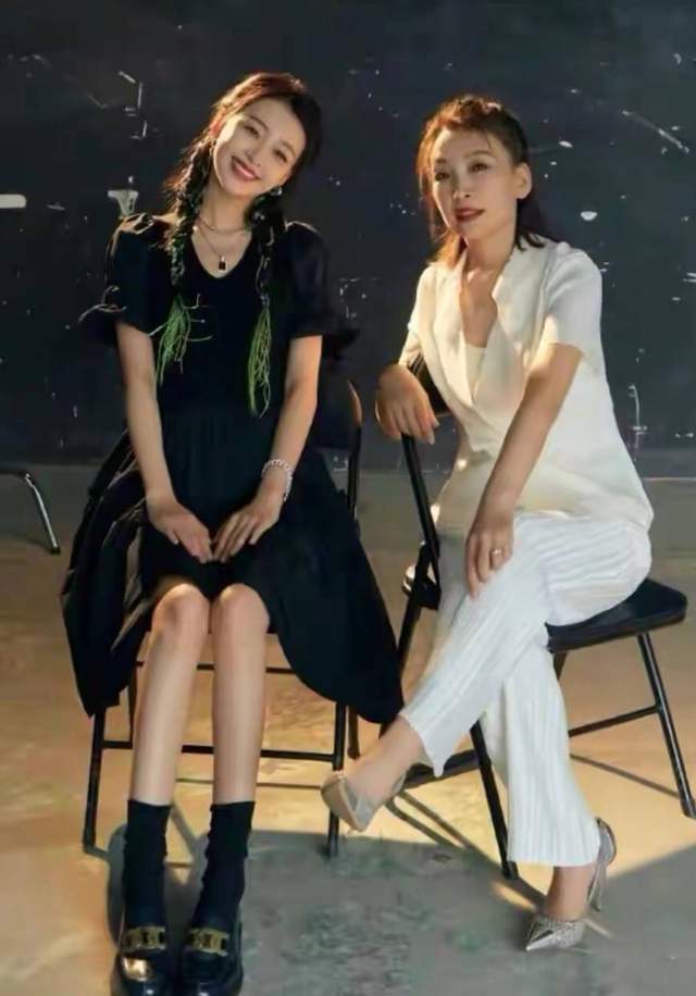 孙怡妈妈比女儿还会穿一身白还拼块儿丝巾看上去优雅又高贵