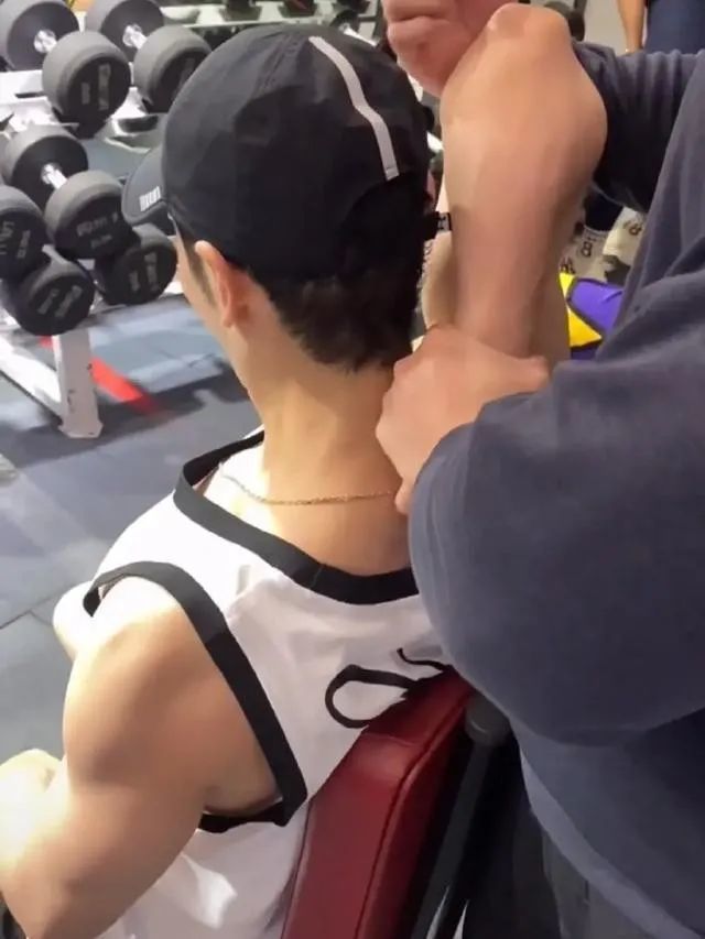 44岁黄晓明豪华房车内健身穿西装领带拉绳一身肌肉十分结实