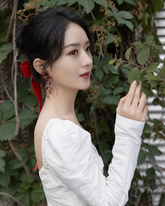 温婉秀气赵丽颖,白色连衣裙仙气十足