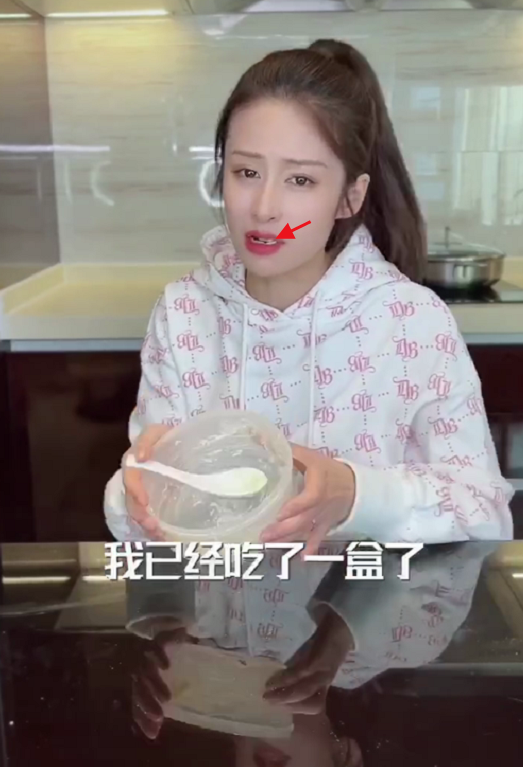颖儿吃播翻车自制减肥餐称全吃完却只吃一口还不咽遭群嘲
