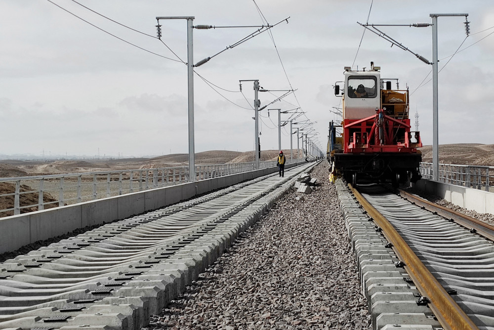 离通车更近了中兰铁路宁夏段正线开始铺轨