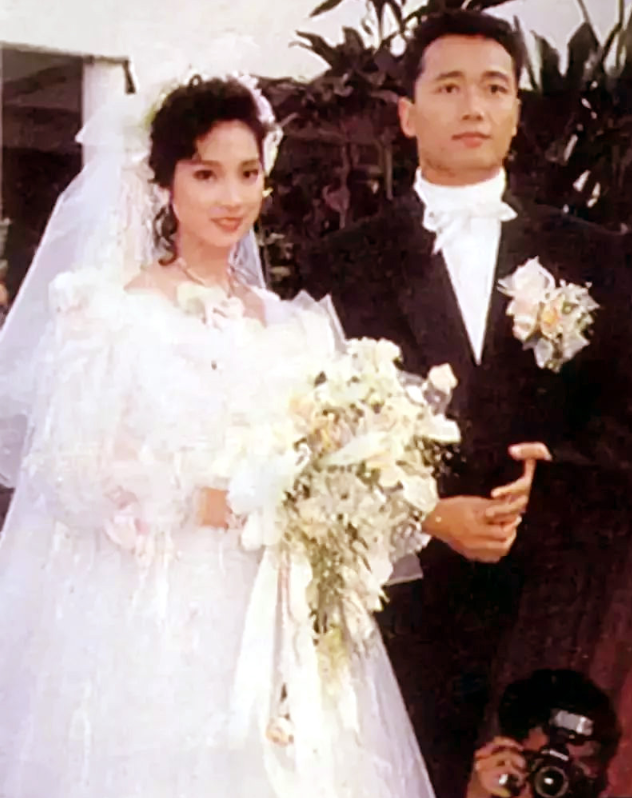 苗侨伟牵手戚美珍夫妻共用一个账号恩爱32年一双儿女长得好