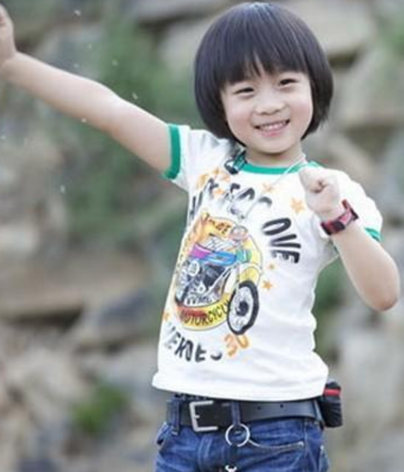 陈若仪带大儿子逛街12岁kimi长成小大人帮拎东西背影似林志颖