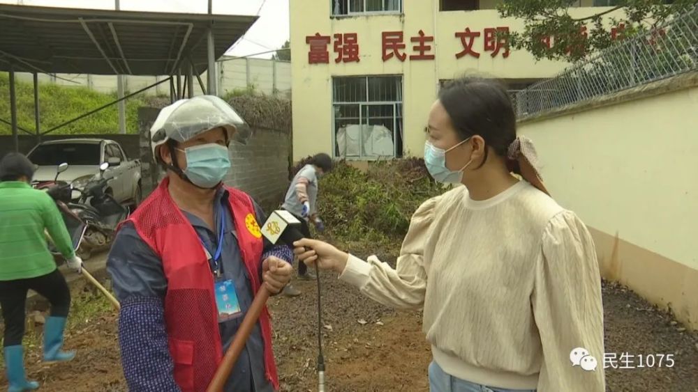 记者 梁茜湖"我现在所在的位置是埌南镇莫埌小学的门口,可以看到这里