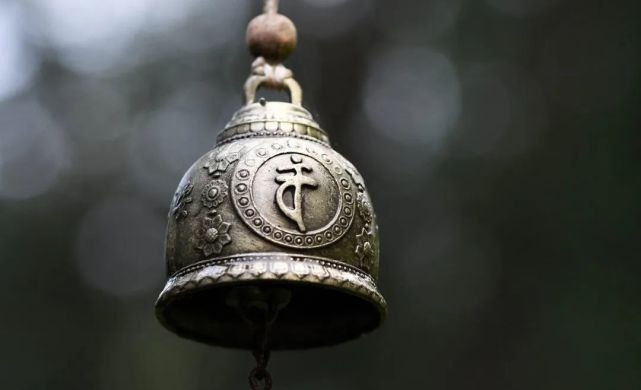 掩映在山林树丛中的寺院,一大早就会响起先急后缓的钟声,警醒大众