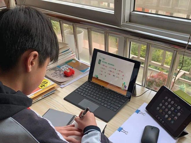 开视频,家长也不太方便露面,而手机,电脑等电子产品,因为网课的需要