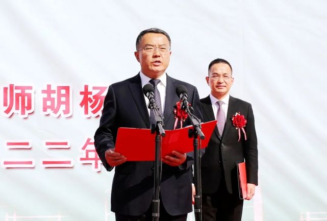 顾帅 摄师市党委副书记,师长李斌主持仪式.