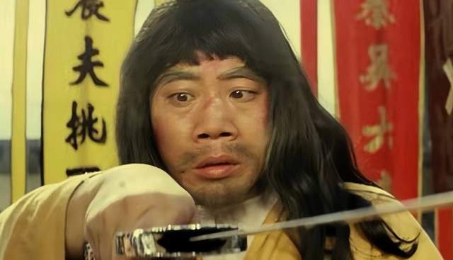 后来,他在好朋友的介绍下,也从武师转行成为了演员.