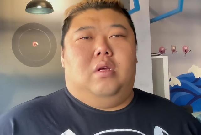 胖猴子减肥一周胖4斤,网友:训练营的饭太香了