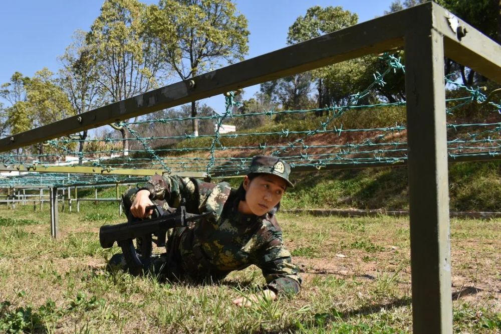 咬着牙坚持！特战女兵训练场面太震撼了人教版高一年级语文课本