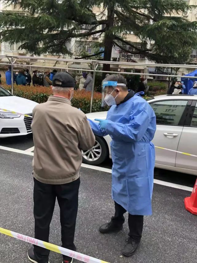 战"疫"一线|虹口区应急局闻令而动,积极投身社区新冠抗原检测志愿服务