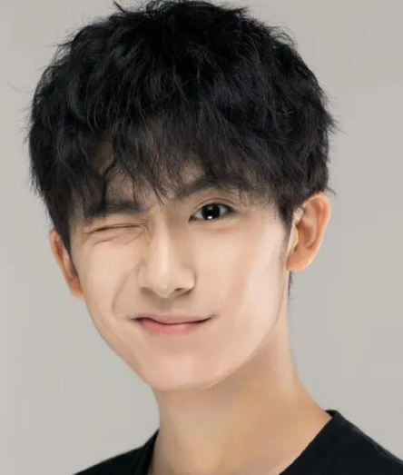 网红李由曾经是一个长相清秀的男生,也算是比较古早的网红之一,但他却