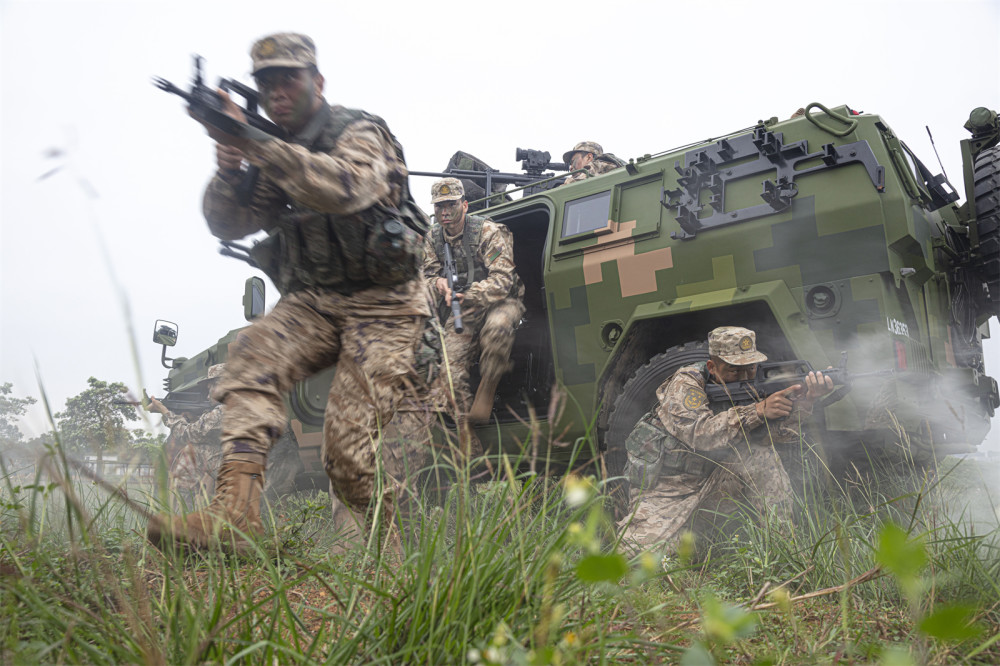 解放軍身著21式迷彩開展偵查兵全要素演練