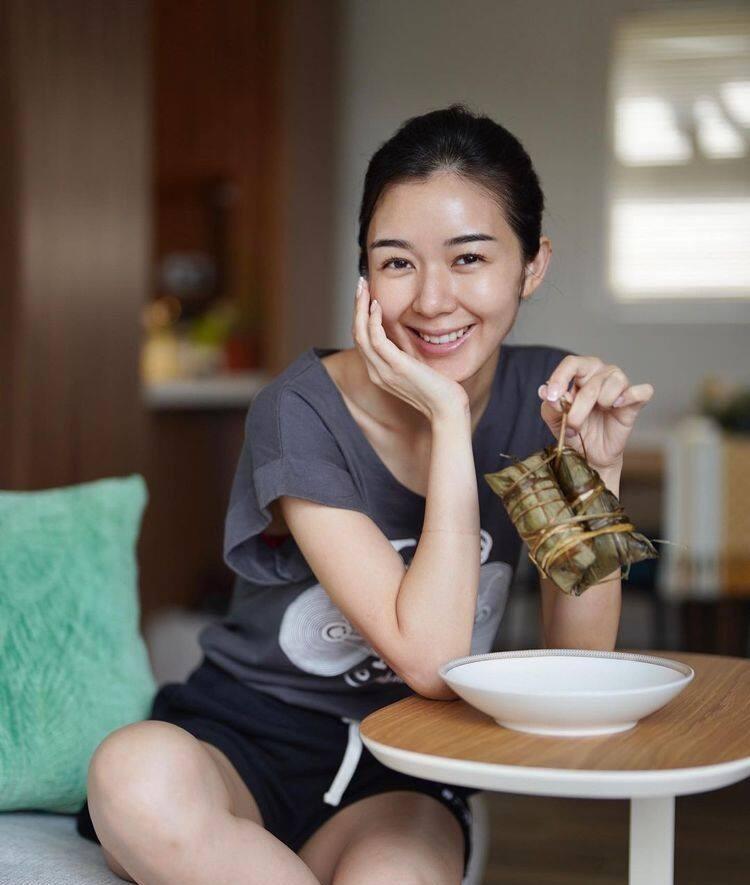 十优港姐麦明诗复出当了3年普通上班族30岁泳衣上阵依旧火辣