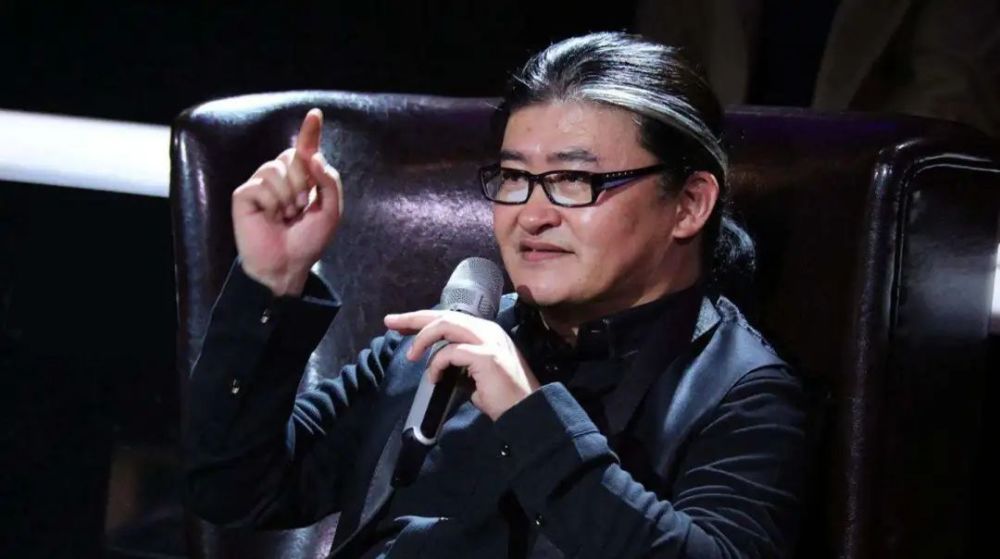 很显然,刘欢也赶过时髦,像长发男青年一样尝试过各种各样的发型,也